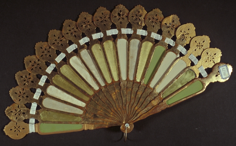 Ventaglio in madreperla e ottone