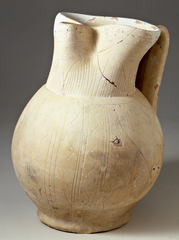 Boccale con motivi decorativi a graffito