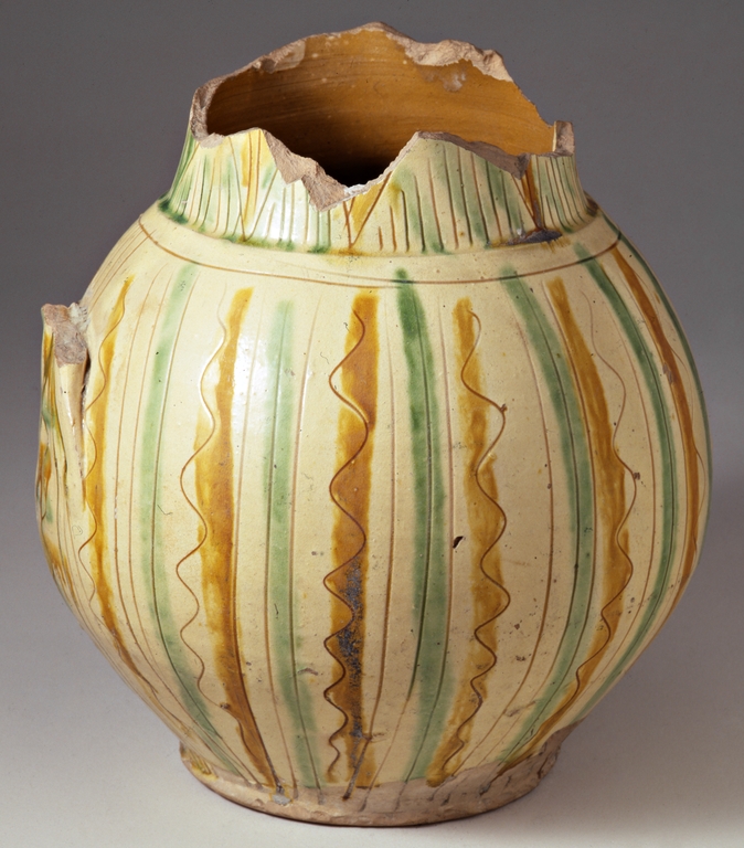 Boccale con motivi decorativi geometrici