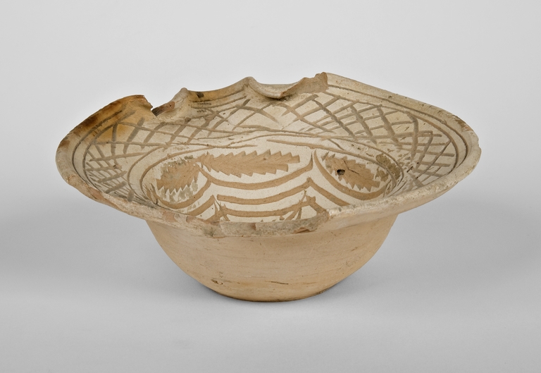 Ciotola con motivi decorativi a graticcio e floreali