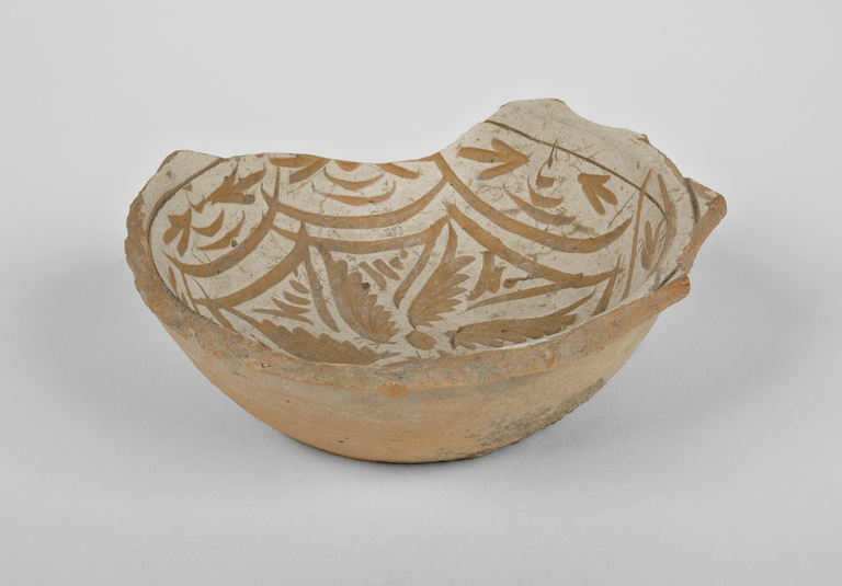 Ciotola con motivo decorativo floreale