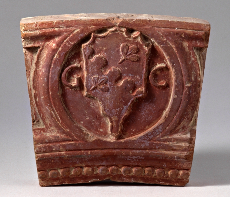 Formella in terracotta con stemma gentilizio