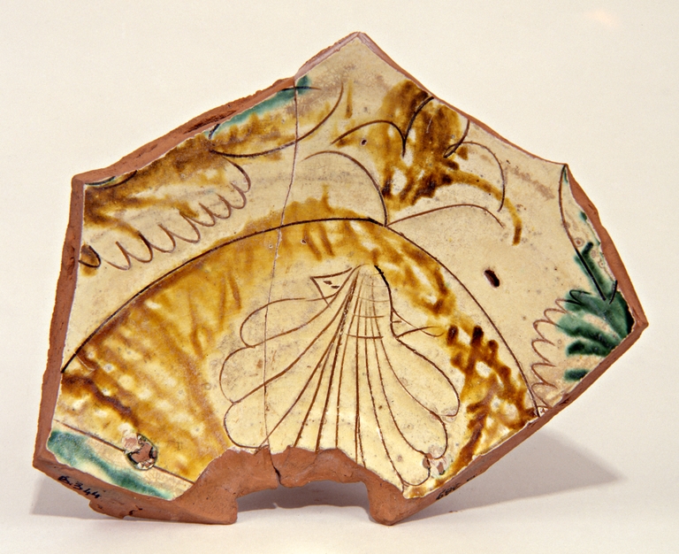 Frammento di piatto con motivi floreali con scudo e conchiglia