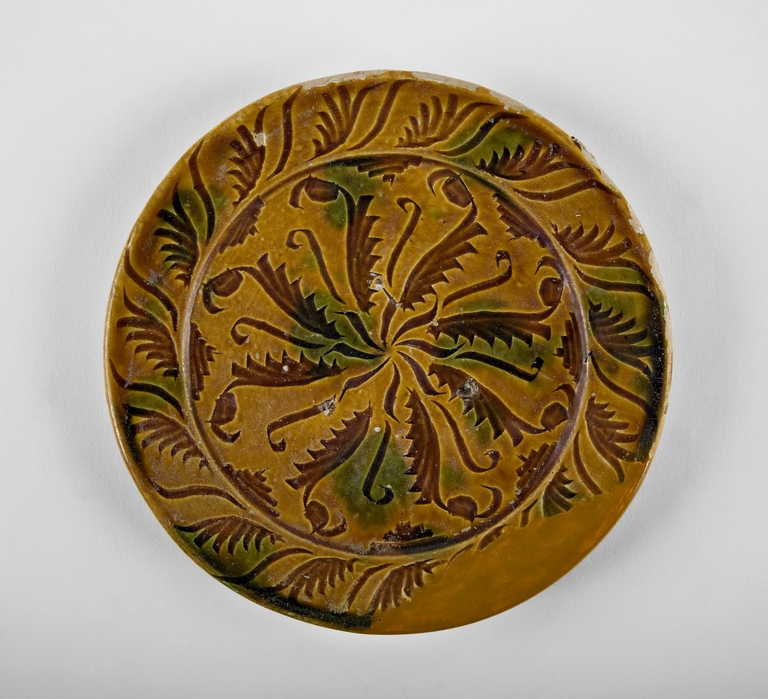 Piatto con motivi decorativi vegetali e floreali