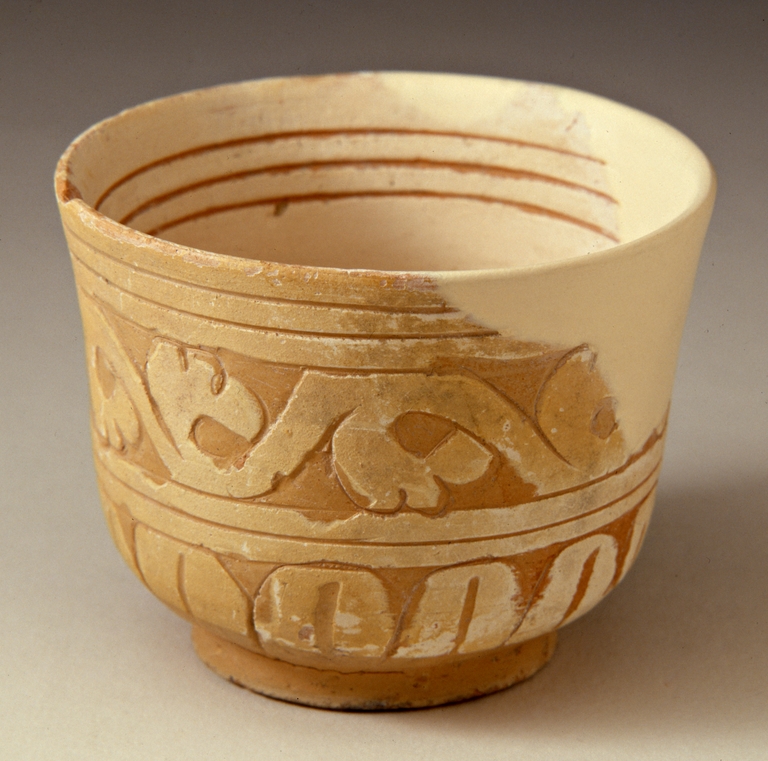 Scodella con motivi decorativi vegetali