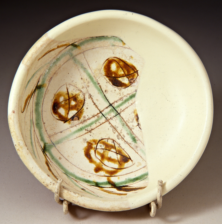 Scodella con motivo decorativo a medaglione fogliato