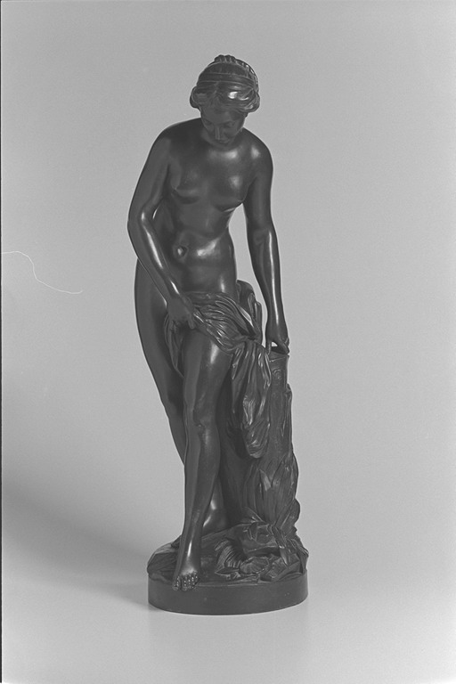 Statua in bronzo con bagnante