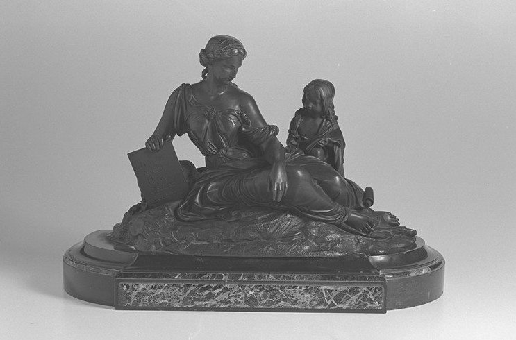 Statua in bronzo con figura femminile allegorica