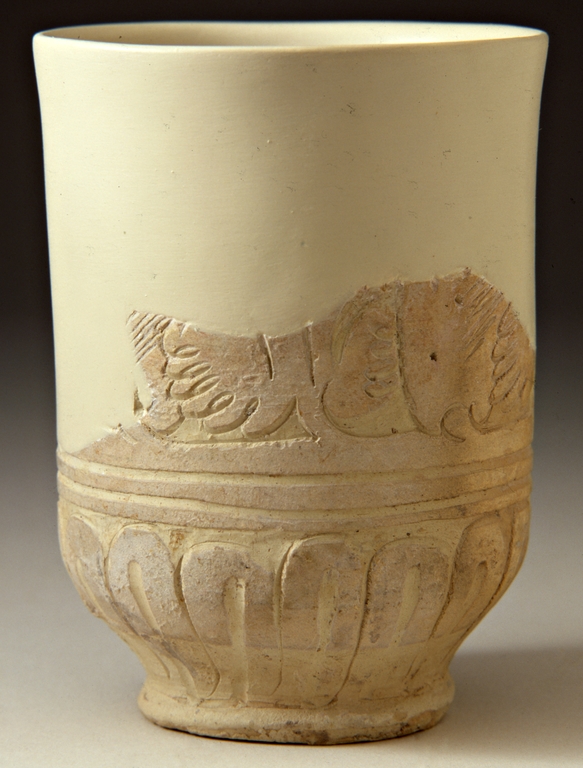 Vasetto con motivi decorativi vegetali e floreali