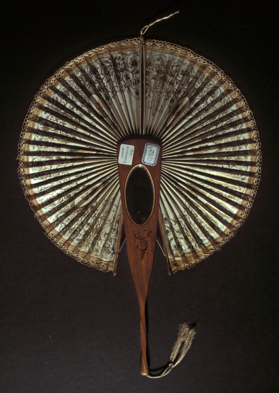 Ventaglio circolare con motivi fitomorfi