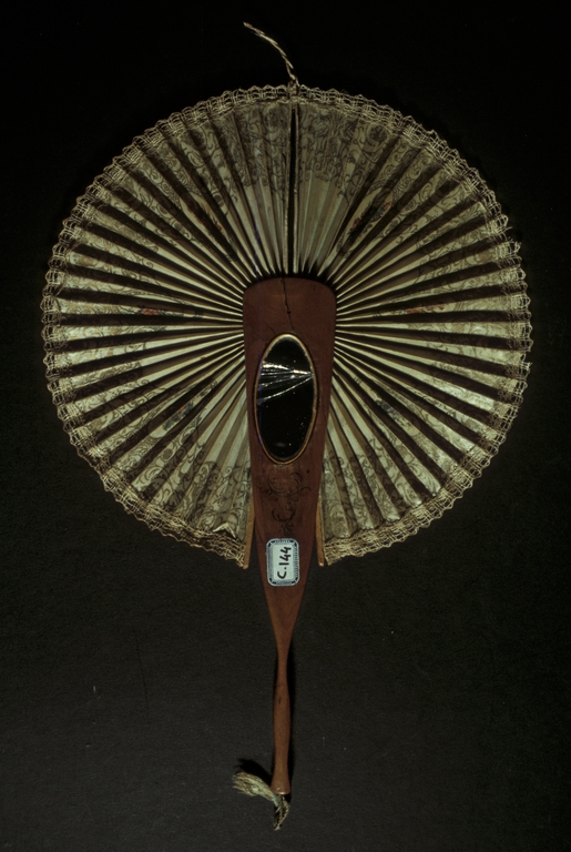 Ventaglio circolare con motivi fitomorfi