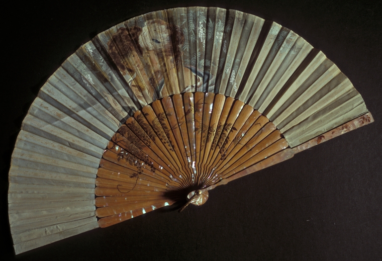 Ventaglio con figure femminili e motivi floreali