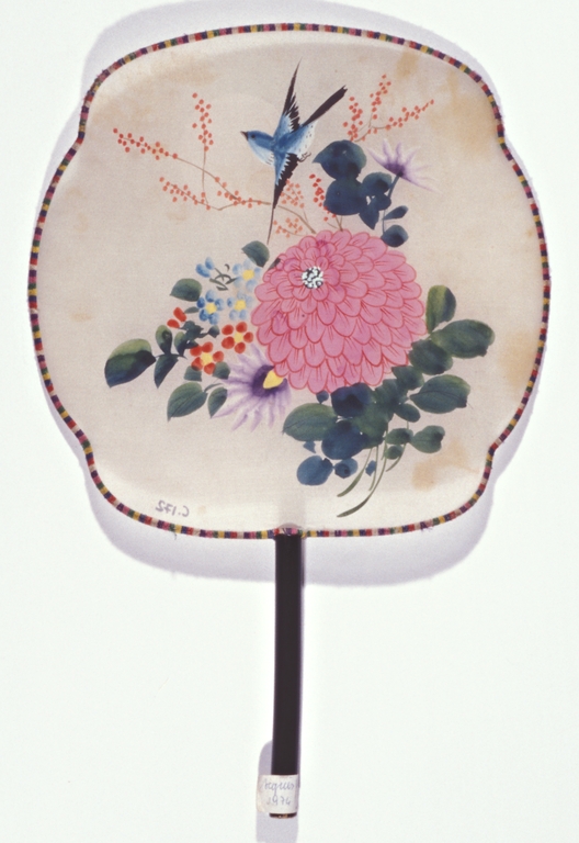 Ventaglio con fiori e uccello in volo