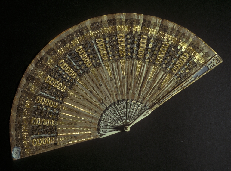 Ventaglio con lustrini e montatura in osso