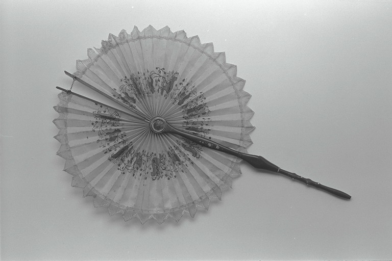 Ventaglio con motivi floreali