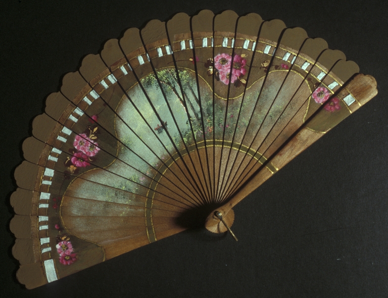 Ventaglio con motivi floreali e paesaggio