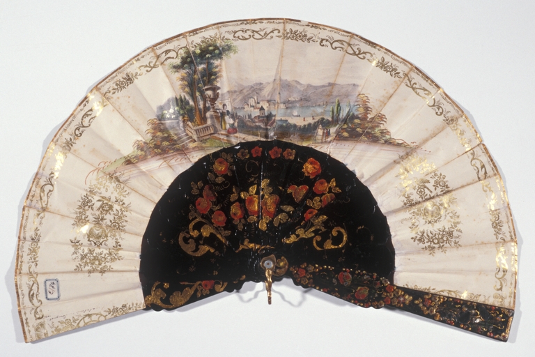 Ventaglio con paesaggio con figure e motivi floreali
