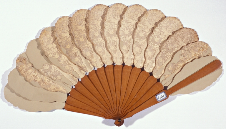 Ventaglio con pagina in carta traforata