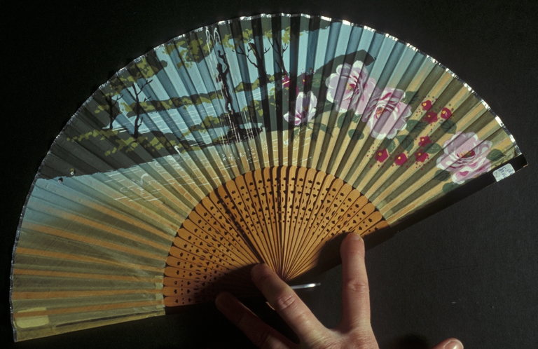 Ventaglio con rose e paesaggio