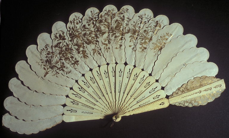 Ventaglio con scena di corte e motivi floreali