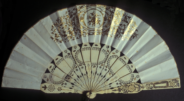 Ventaglio con scena pastorale e motivi floreali