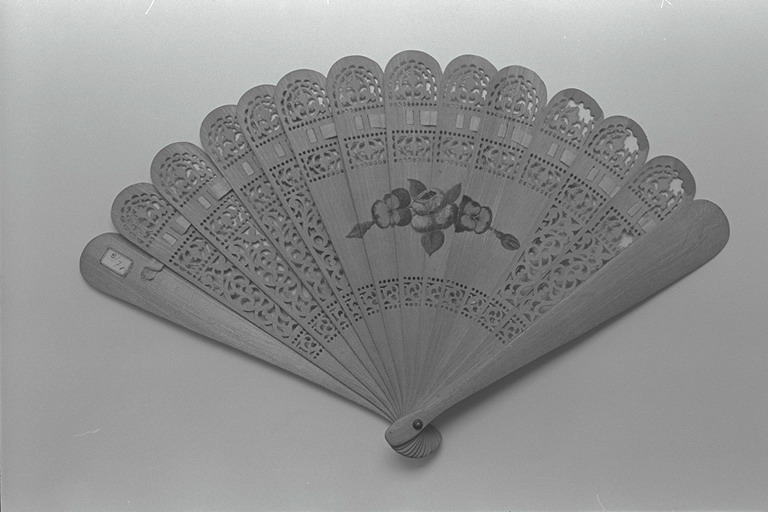 Ventaglio con stecche intagliate e fiori