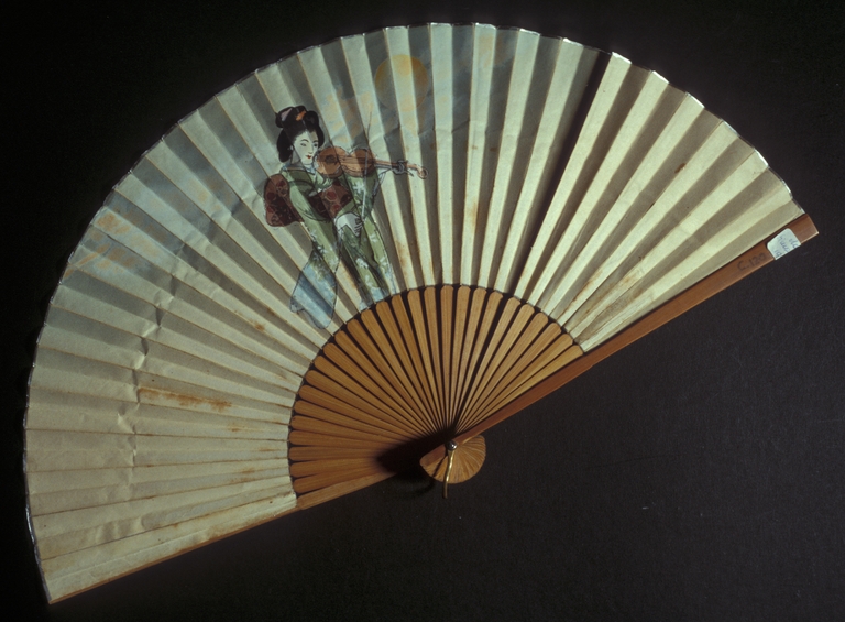 Ventaglio con suonatrice di violino in abiti giapponesi