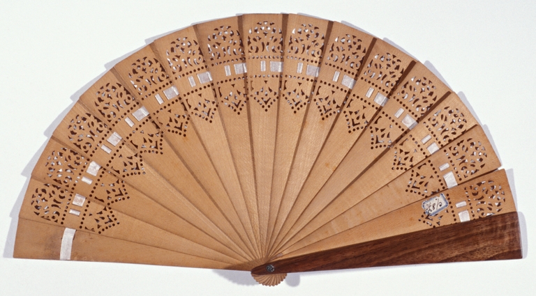 Ventaglio di legno intagliato