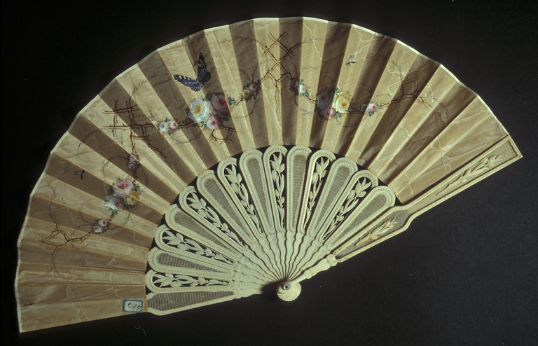 Ventaglio di seta bianca dipinta con motivi floreali