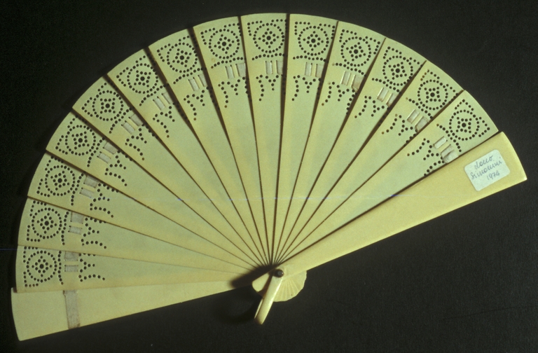 Ventaglio in bachelite traforata