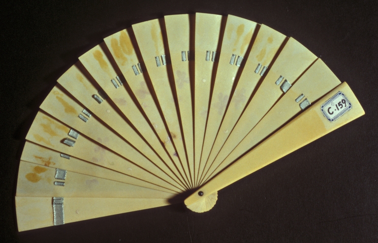 Ventaglio in celluloide con nastro di seta passante