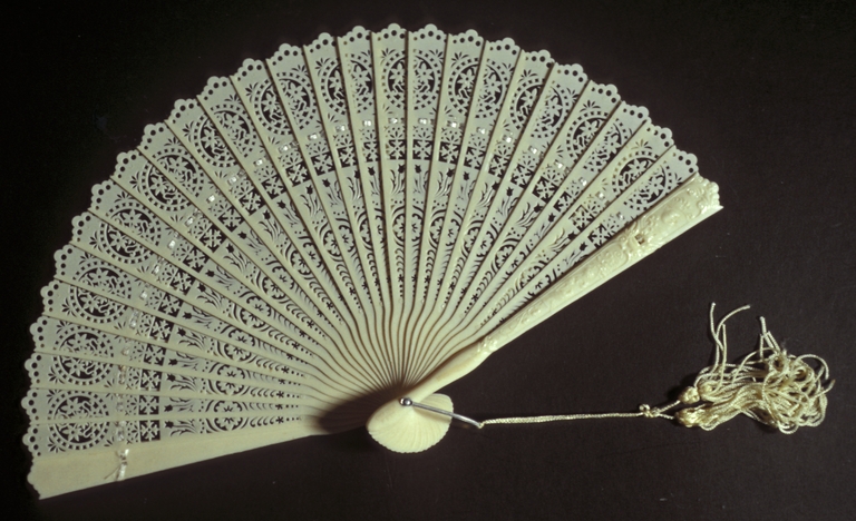Ventaglio in celluloide intagliata
