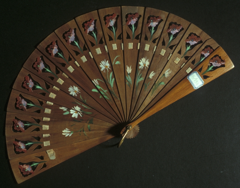Ventaglio in legno dipinto con motivi floreali