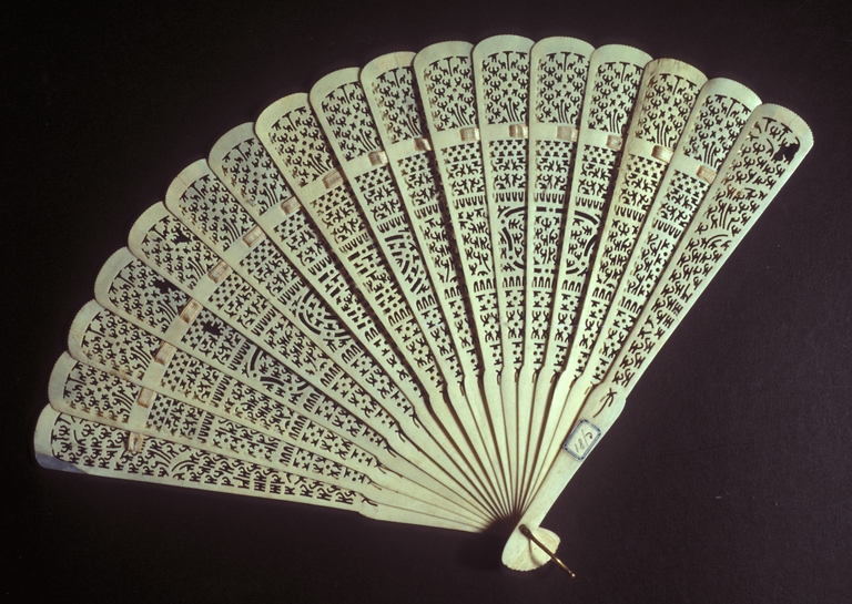 Ventaglio in osso intagliato