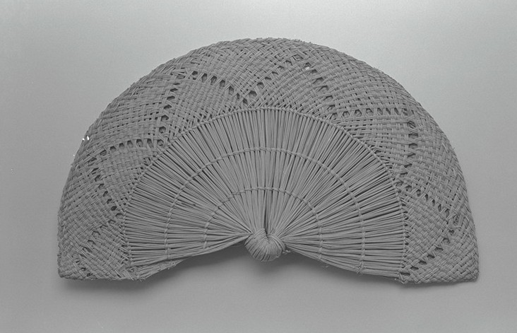 Ventaglio in paglia intrecciata